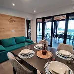 Sea View Bluescape By Vellaris, Luxury Mobile 캠프장